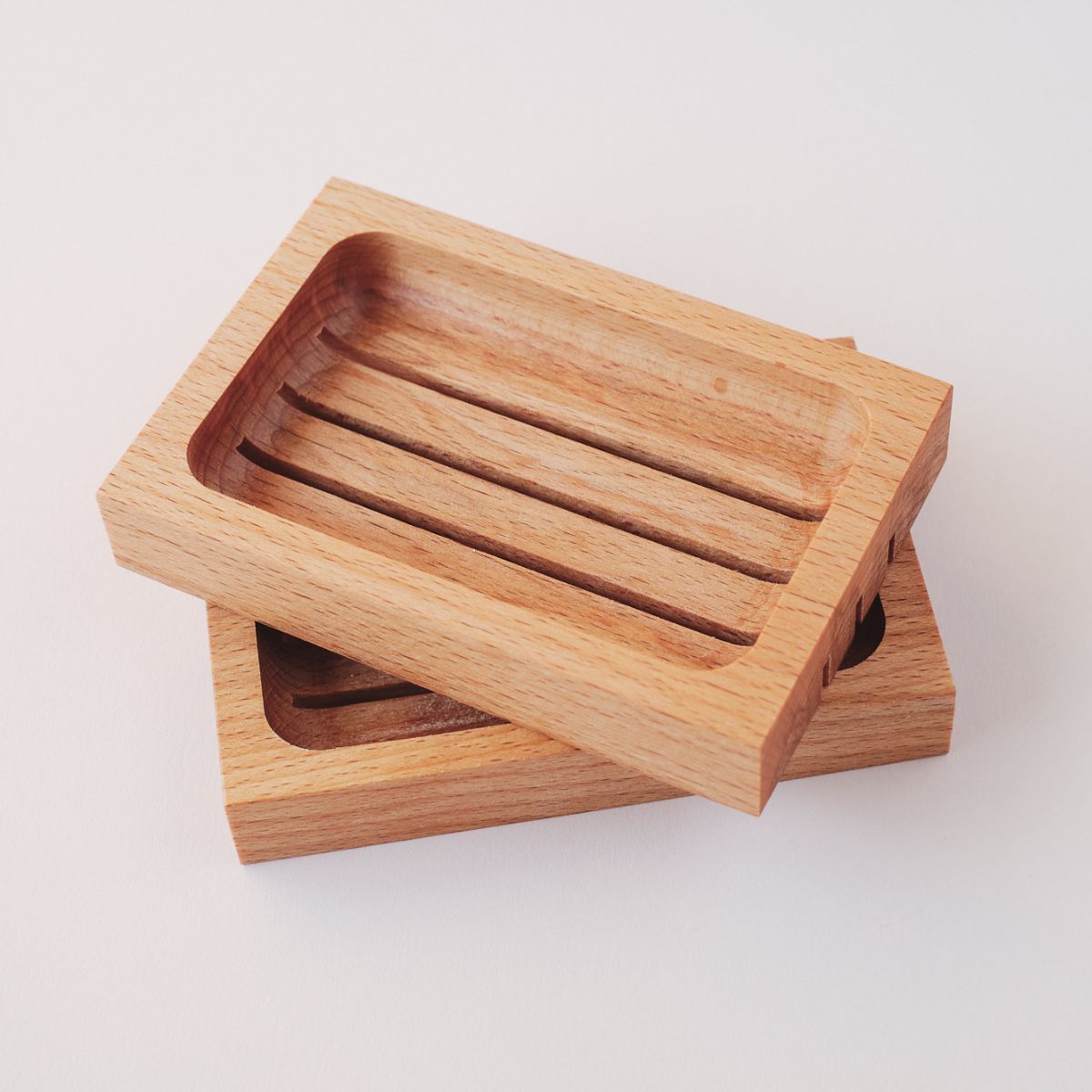 Mélyített bükkfa szappantartó